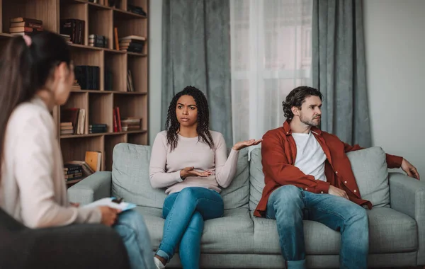 Ontevreden Trieste Millennial Afrikaanse Amerikaanse Vrouw Wijzende Hand Europese Echtgenoot — Stockfoto