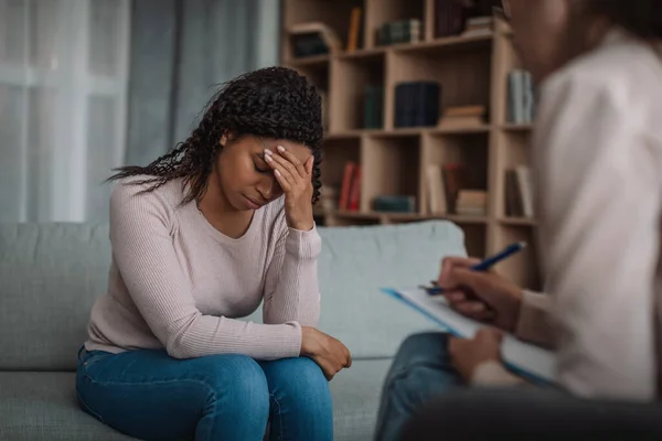 Triste Mulher Milenar Negra Infeliz Chorando Consulta Com Psicólogo Europeu — Fotografia de Stock