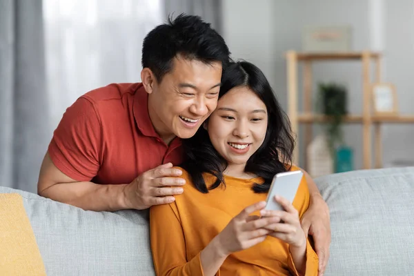 Feliz Asiático Amantes Homem Mulher Casual Sentado Sofá Usando Smartphone — Fotografia de Stock