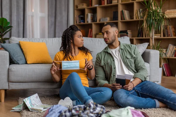 Triste Pareja Negra Preparándose Para Las Vacaciones Hombre Con Pasaporte —  Fotos de Stock