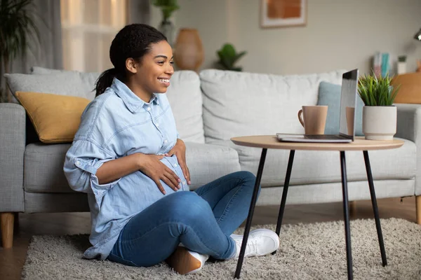 Feliz Embarazada Afroamericana Videollamadas Vía Computadora Portátil Mostrando Vientre Disfrutando —  Fotos de Stock