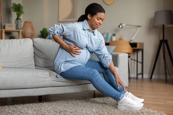 Embarazada Dama Negra Tratando Encaje Zapatos Tocando Vientre Tener Dolor — Foto de Stock