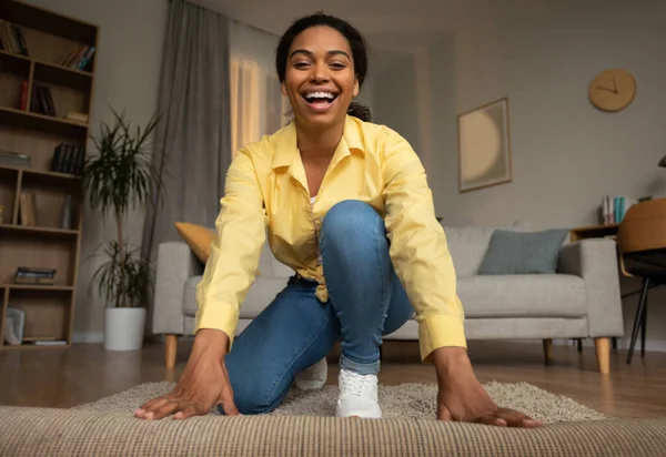 Neşeli Siyahi Kadın Yeni Bir Halı Seriyor Evdeki Kameraya Gülümsüyor — Stok fotoğraf
