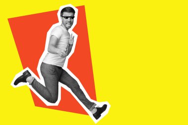 Kaygısız, tek renkli yakışıklı, komik orta yaşlı adam renkli stüdyo arka planına atlıyor, kameraya gülüyor ve işaret parmaklarını kameraya gösteriyor, kolaj, kopyalama alanı