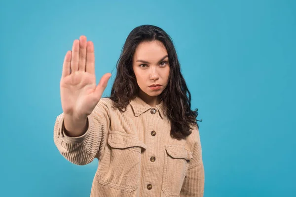 Ernsthafte Starke Selbstbewusste Junge Kaukasische Studentin Lässiger Show Handfläche Stoppschild — Stockfoto