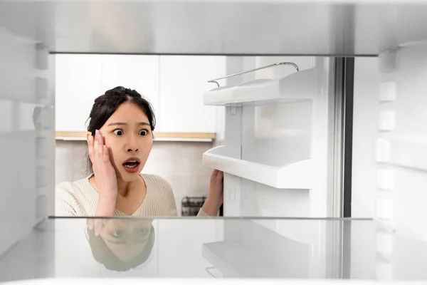 Geschokt Jonge Aziatische Vrouw Kijken Lege Koelkast Aanraken Van Haar — Stockfoto