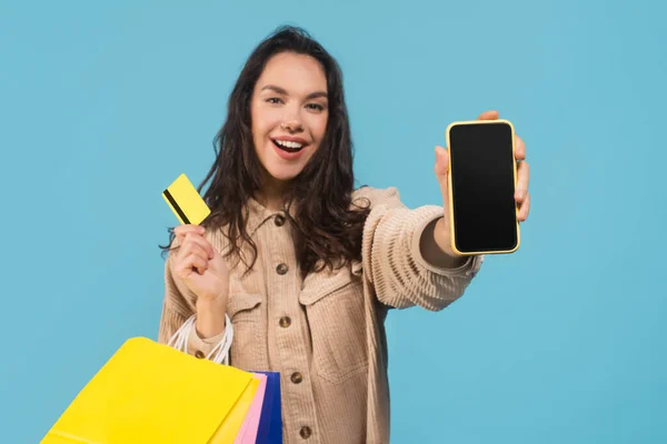 Щаслива Тисячолітня Біла Студентка Брюнетки Багатьма Сумками Кредитною Карткою Смартфоном — стокове фото