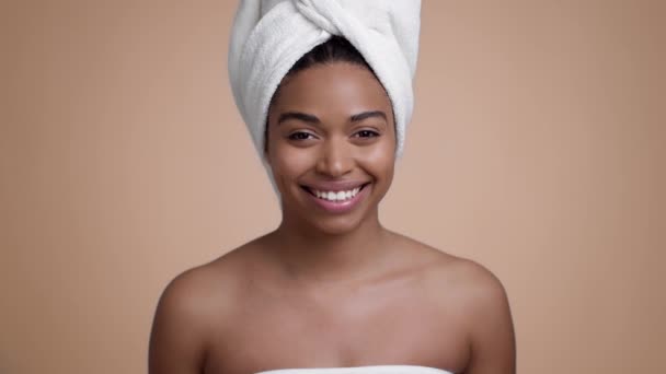 Concetto Benessere Studio Ritratto Giovane Bella Donna Afroamericana Con Asciugamano — Video Stock
