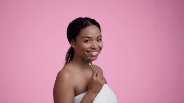 Bőrfelvarró Masszázs Fiatal Csinos Afro Amerikai Hölgy Masszírozza Arcát Zöld — Stock videók