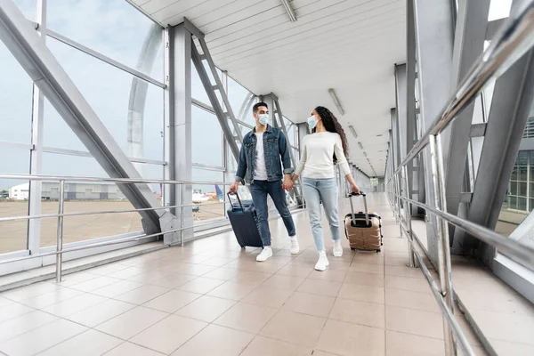 Pandemiereisen Junges Paar Mit Medizinischer Gesichtsmaske Das Terminal Des Flughafens — Stockfoto