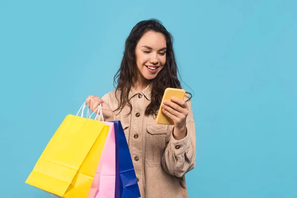 Felice Felice Millenaria Signora Caucasica Bruna Casual Con Smartphone Tenere — Foto Stock