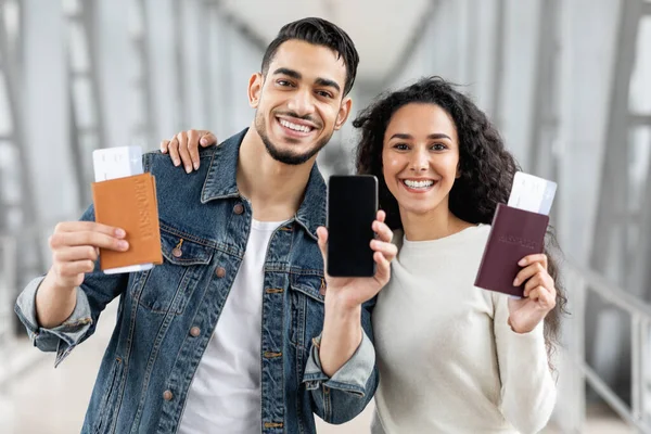Tickets Online Kaufen Glückliches Arabisches Paar Steht Flughafen Und Zeigt — Stockfoto