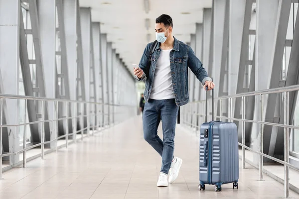 Jovem Árabe Vestindo Máscara Médica Usando Smartphone Aeroporto Millennial Guy — Fotografia de Stock