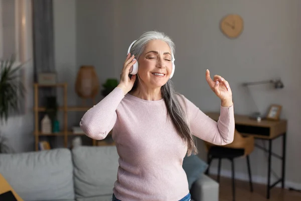Happy Aged European Siwowłosy Kobieta Słuchawkach Bezprzewodowych Słucha Ulubionej Muzyki — Zdjęcie stockowe