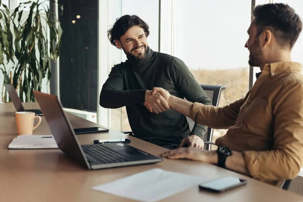 Happy Business Partners Shaking Hands Agreement Making Deal Sitting Desk — Stock Photo, Image