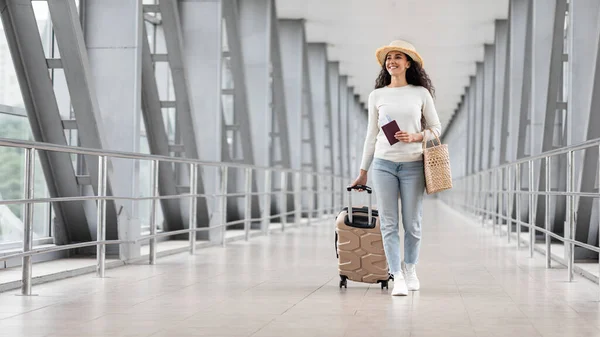 Urlaubsreise Lächelnde Junge Frau Mit Strohhut Die Mit Gepäck Flughafen — Stockfoto