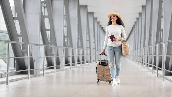 Semesterresa Leende Ung Kvinna Bär Halmhatt Promenader Med Bagage Flygplatsen — Stockfoto