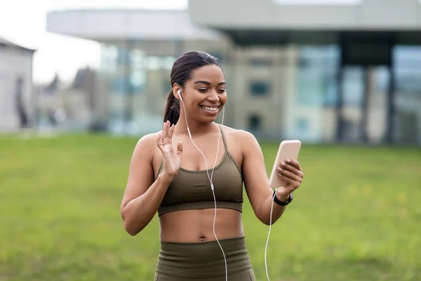 Millennial Donna Afroamericana Saluto Personal Coach Utilizzando Smartphone Chattare Online — Foto Stock