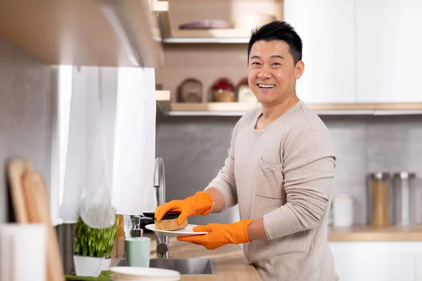 Vrolijke Knappe Chinese Man Van Middelbare Leeftijd Die Een Schort — Stockfoto