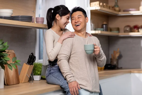Houden Van Aziatisch Paar Genieten Van Morgens Koffie Thuis Gelukkig — Stockfoto