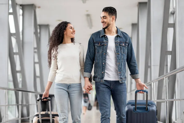 Retrato Los Cónyuges Románticos Oriente Medio Caminando Con Maletas Pasillo — Foto de Stock