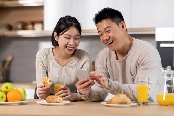 Gelukkig Chinees Koppel Met Smartphone Tijdens Het Ontbijt Keuken Positieve — Stockfoto