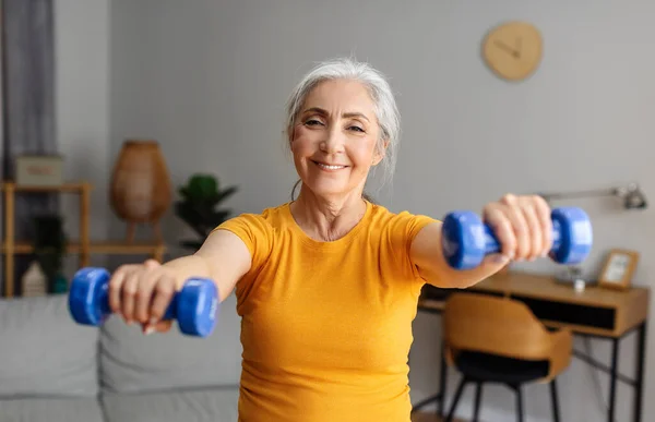 Sağlık Spor Aktif Yaşam Tarzı Oturma Odasının Kısmında Halterlerle Egzersiz — Stok fotoğraf