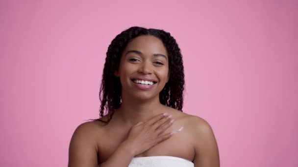 Черево Трупа Закріпіть Портрет Молодої Афроамериканки Яка Посміхається Застосовуючи Зволожуюче — стокове відео