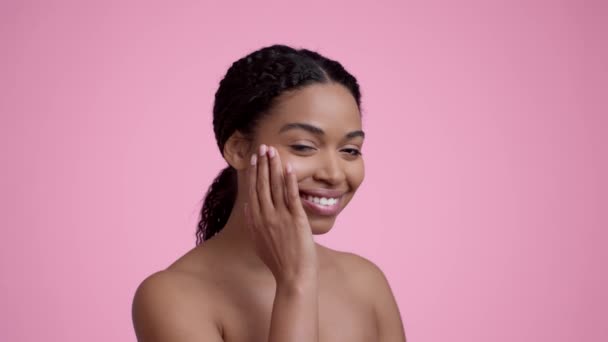 Cuidado Facial Retrato Semi Perfil Una Joven Afroamericana Bonita Que — Vídeos de Stock