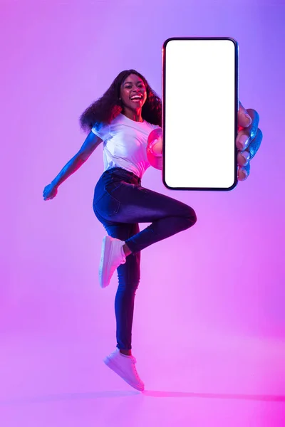 Krásná Tisíciletá Afroameričanka Ukazující Smartphone Prázdnou Bílou Obrazovkou Vyskakující Vzduchu — Stock fotografie