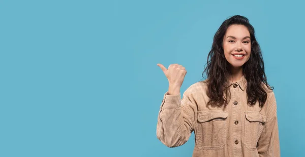 Retrato Joven Mujer Caucásica Alegre Estudiante Morena Casual Mostrando Dedo — Foto de Stock