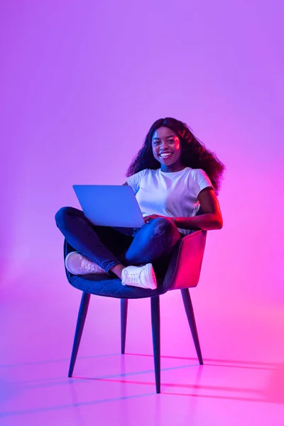 Longitud Completa Encantadora Mujer Negra Joven Que Trabaja Línea Sentado — Foto de Stock