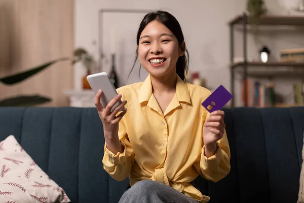 Happy Asian Woman Holding Smartphone Credit Card Shopping Online Smiling — Stock Photo, Image