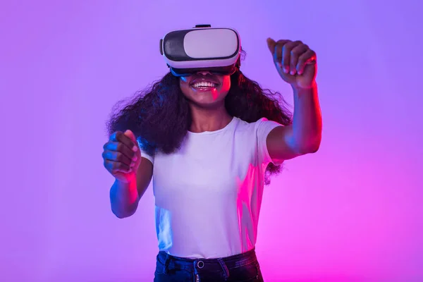 Vrolijke Jonge Afro Amerikaanse Dame Headset Spelen Online Spel Virtual — Stockfoto
