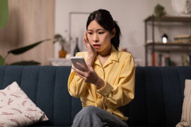 Japon bayanın cep telefonu kullanması, internet haberleri okuması ya da evdeki koltukta otururken uygulamayla ilgili sorun yaşaması şok edici. Teknoloji ve Gadget sayısı, kıyamet konsepti. Seçici Odaklanma