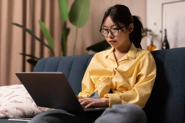 Mulher Freelancer Coreano Usando Laptop Trabalhando Online Vestindo Eyewear Sentado — Fotografia de Stock