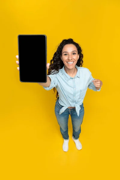 Plná Délka Mladé Ženy Ukazuje Digitální Tablet Prázdnou Obrazovkou Nabízí — Stock fotografie
