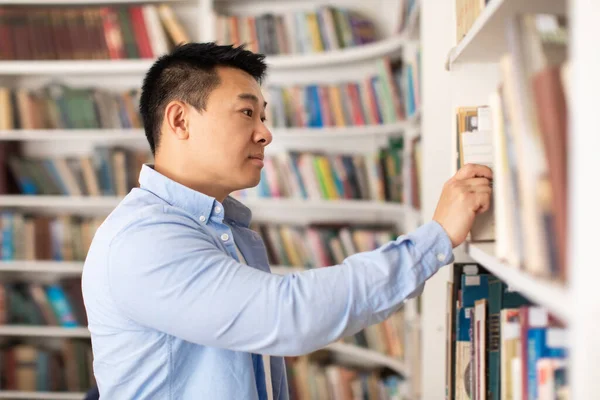 2013 Middle Aged Korean Male Taking Book Bookshelf Learning Reading — 스톡 사진