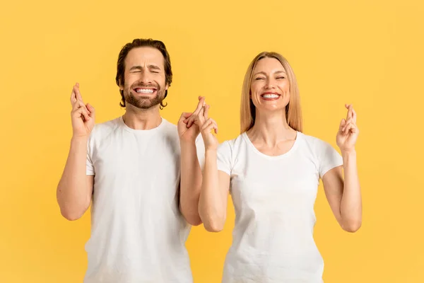 Cheerful Millennial Caucasian Couple White Shirts Closed Eyes Crossed Fingers — Stock Photo, Image