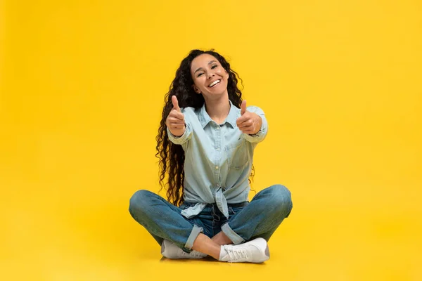 Leende Ung Kvinna Gestikulerande Tummen Upp Med Båda Händerna Rekommendera — Stockfoto