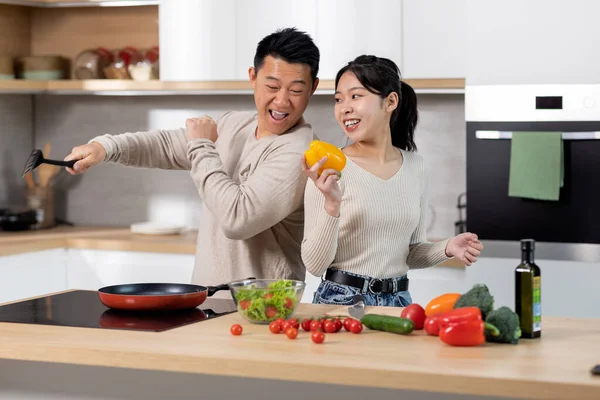 Heureux Homme Femme Asiatique Tenues Décontractées Amuser Tout Cuisinant Ensemble — Photo