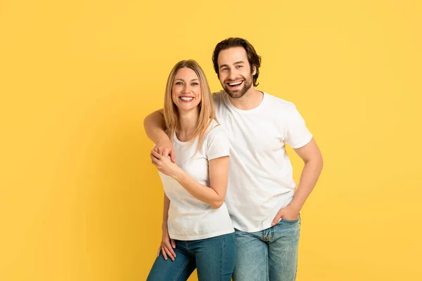 Alegre Feliz Milenar Caucasiano Macho Abraçando Senhora Loira Camisetas Brancas — Fotografia de Stock