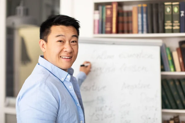Веселый Корейский Преподаватель Пишущий Whitchard Smiling Камеру Преподающий Английский Язык — стоковое фото