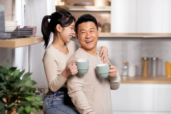 Porträt Fröhlicher Koreanischer Ehegatten Die Der Küche Tee Trinken Hübsche — Stockfoto