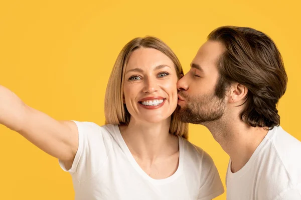 Ευτυχισμένη Χιλιετή Καυκάσιος Σύζυγος Φιλιά Σύζυγος Στο Μάγουλο Λευκό Shirt — Φωτογραφία Αρχείου