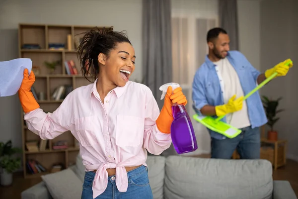 Fröhliche Afroamerikanische Ehepartner Haben Spaß Beim Putzen Des Zimmers Mit — Stockfoto