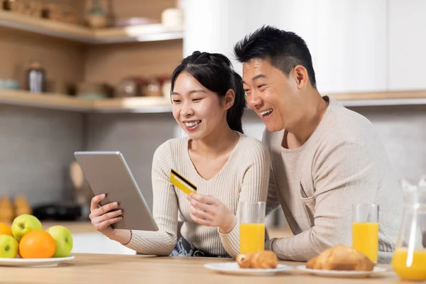 Schattig Aziatisch Paar Winkelen Van Thuis Tijdens Het Ontbijt Samen — Stockfoto
