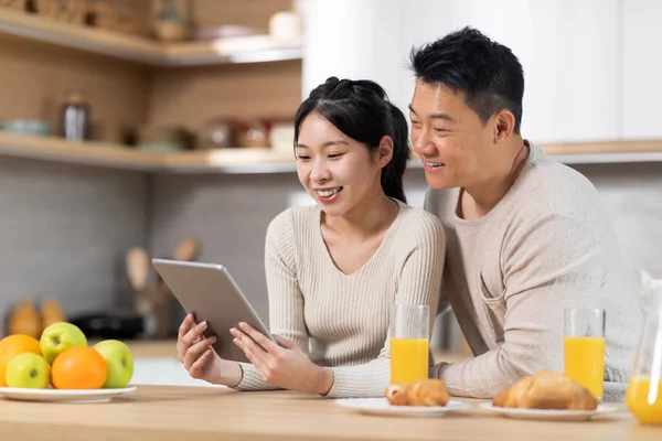 Gelukkig Chinees Paar Met Behulp Van Digitale Tablet Tijdens Het — Stockfoto