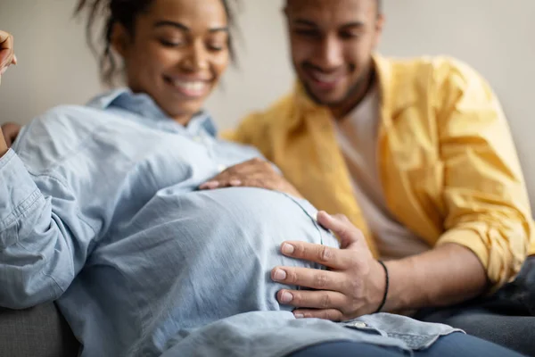 Ciąża Radosne Czarne Małżonki Oczekujące Dziecko Mąż Dotykający Żony Brzuch — Zdjęcie stockowe