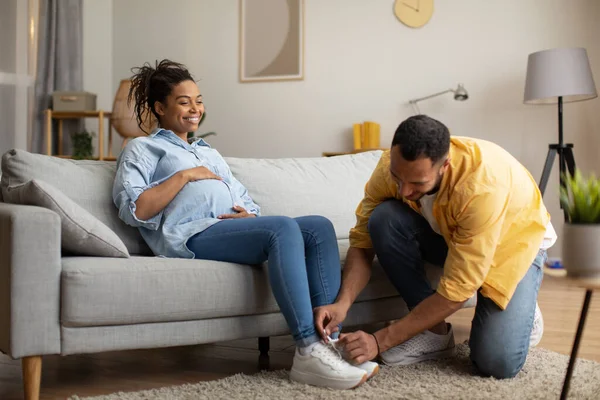 Εγκυμοσύνη Τρόπο Ζωής Αγαπώντας Τον Αφροαμερικανό Σύζυγο Βοηθώντας Την Έγκυο — Φωτογραφία Αρχείου